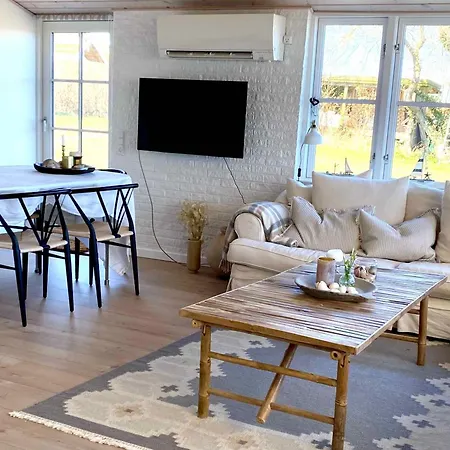 Stunning In Unknown With 3 Bedrooms And Wifi